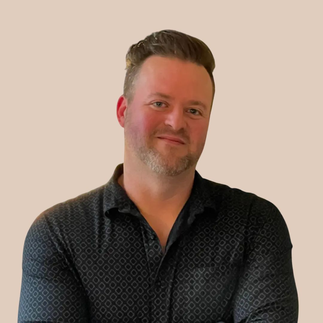 Brady Lewis Profile Photo Beige